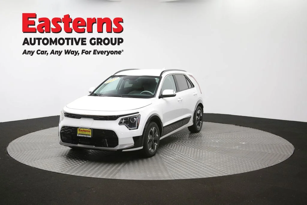 Used 2023 White Kia Wind image 54