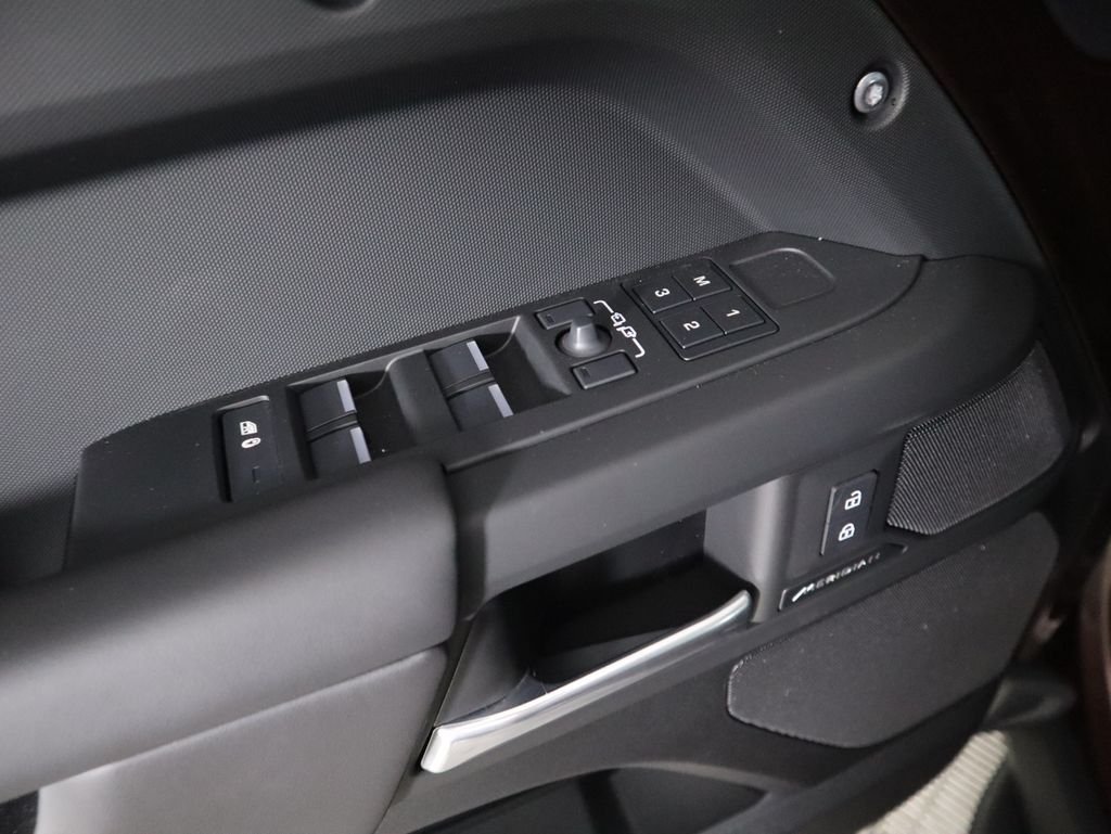2025 Land Rover Defender S - Photo 25