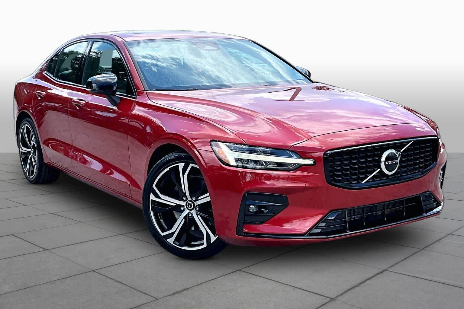 Used 2023  Volvo Core Dark Theme image 3