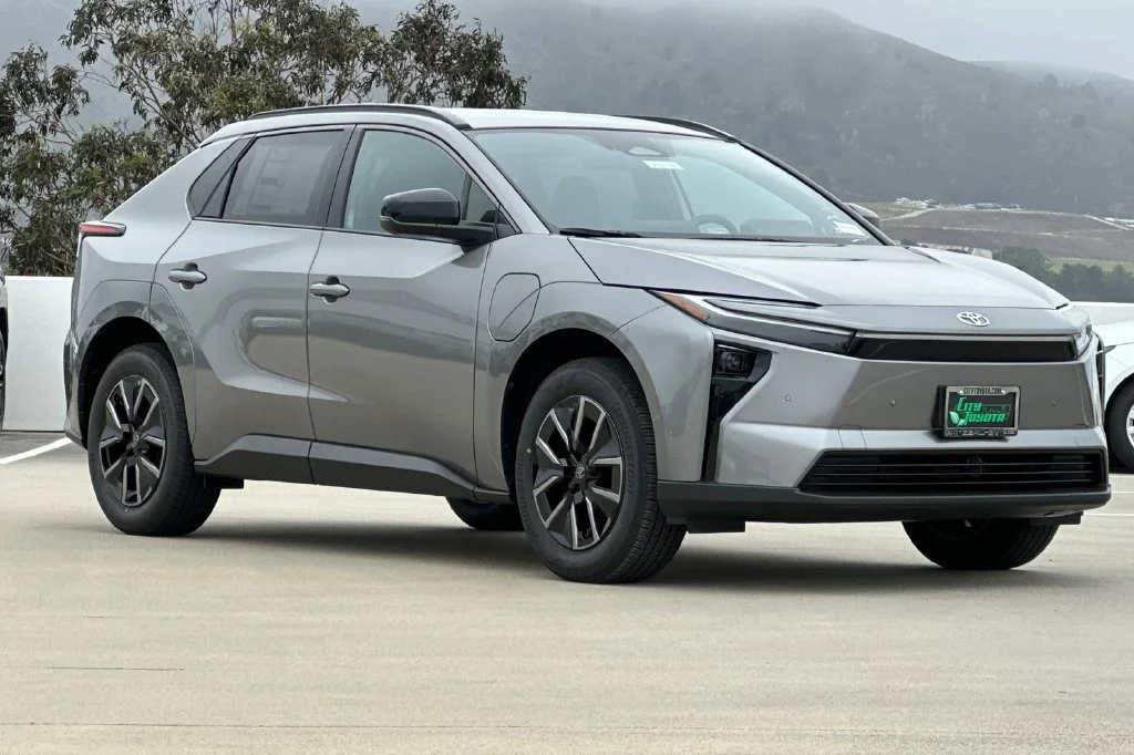 New 2027 Heavy Metal <sup>1</sup> Toyota  XLE image 2