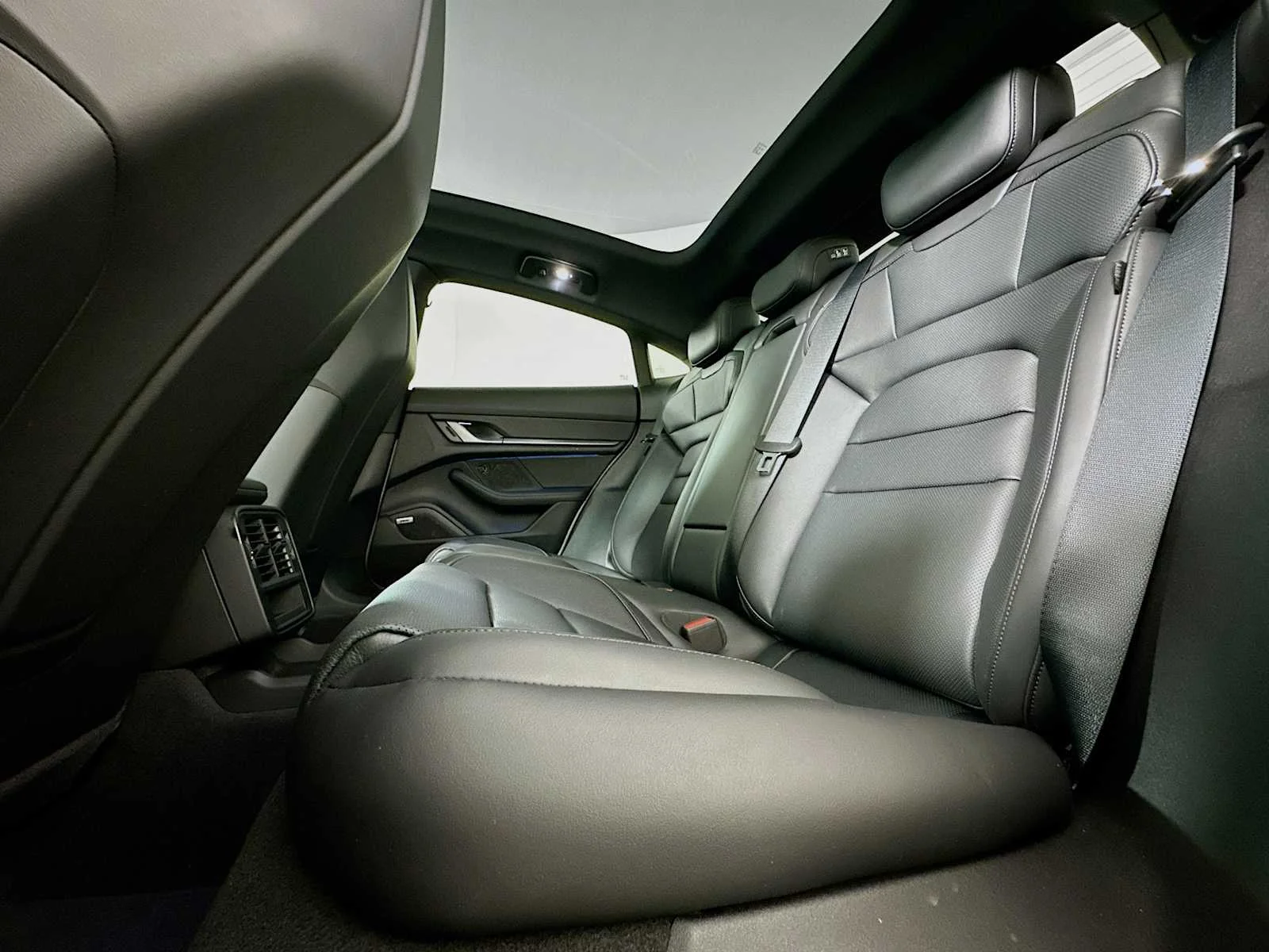 2025 Porsche Taycan Base - Photo 24