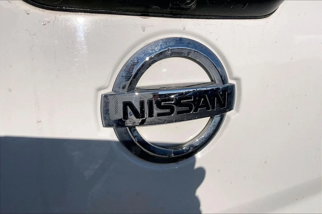 Used 2019 White Nissan S image 7