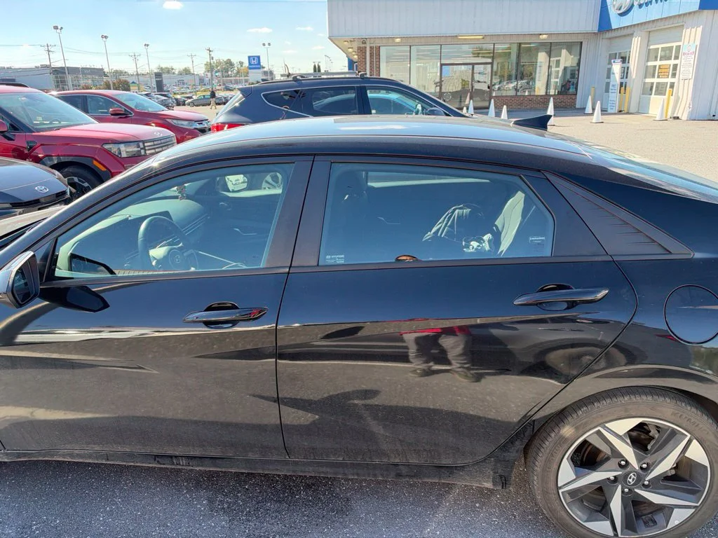 Used 2023 Black Hyundai SEL image 12