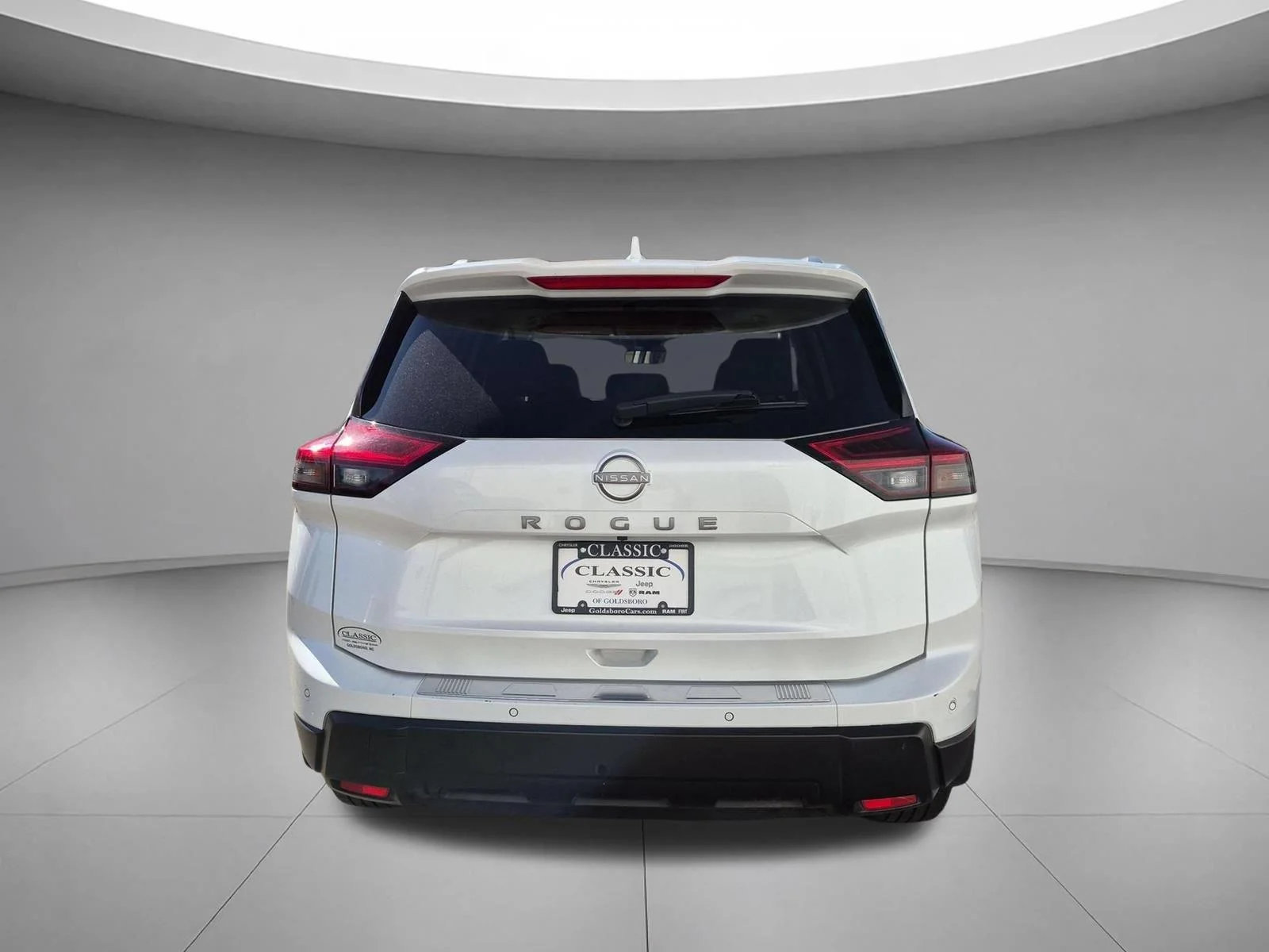 Used 2025 Everest White Pearl Nissan SV image 4