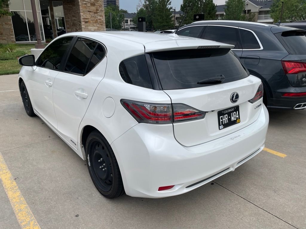 Used 2011 White Lexus 200h Premium image 3