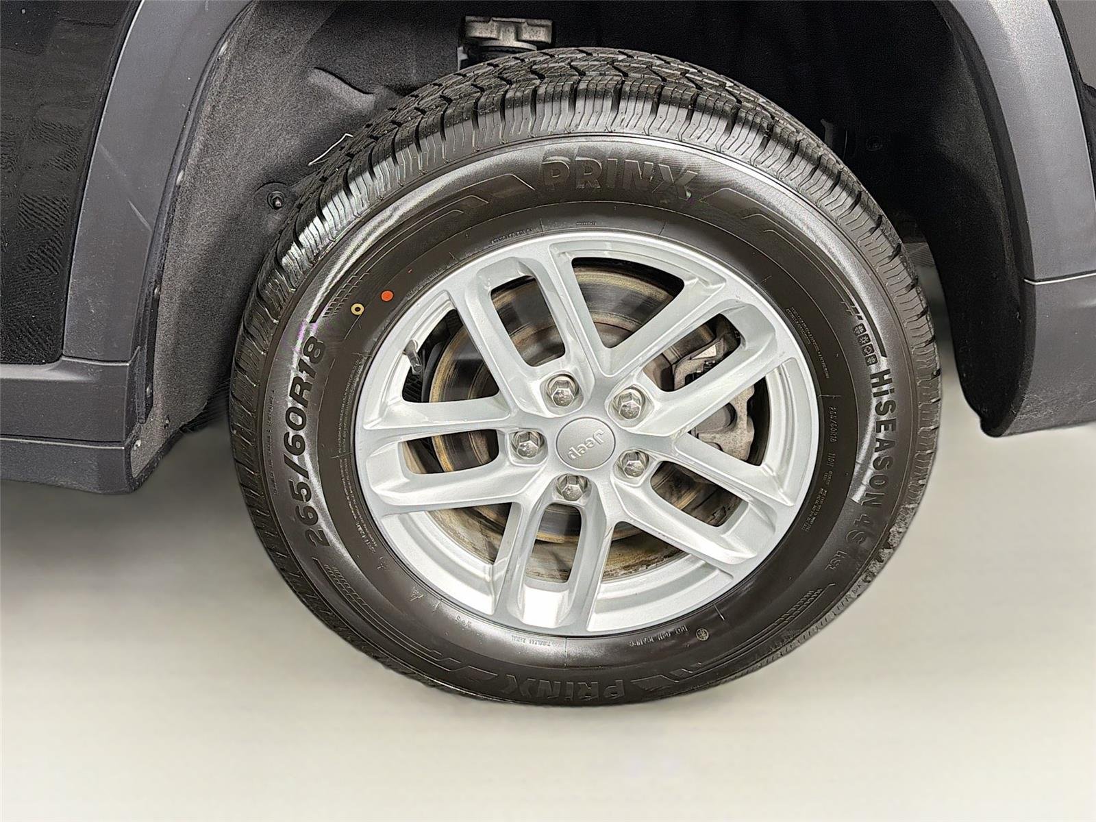 Used 2023  Jeep Laredo image 35