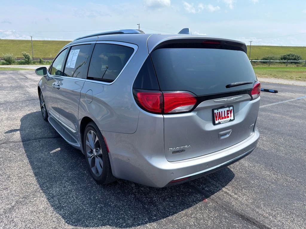 Used 2017 Silver Chrysler Limited image 18