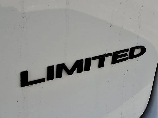 Used 2025  Chrysler Limited image 29