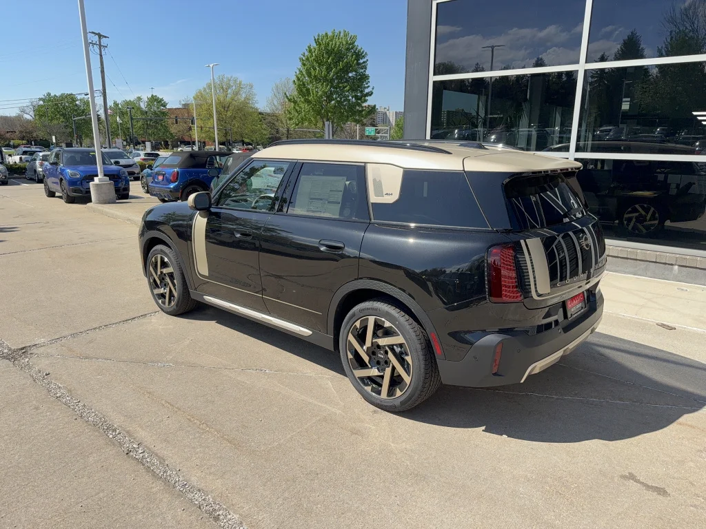 New 2027 Midnight Black II Metallic MINI Iconic image 4