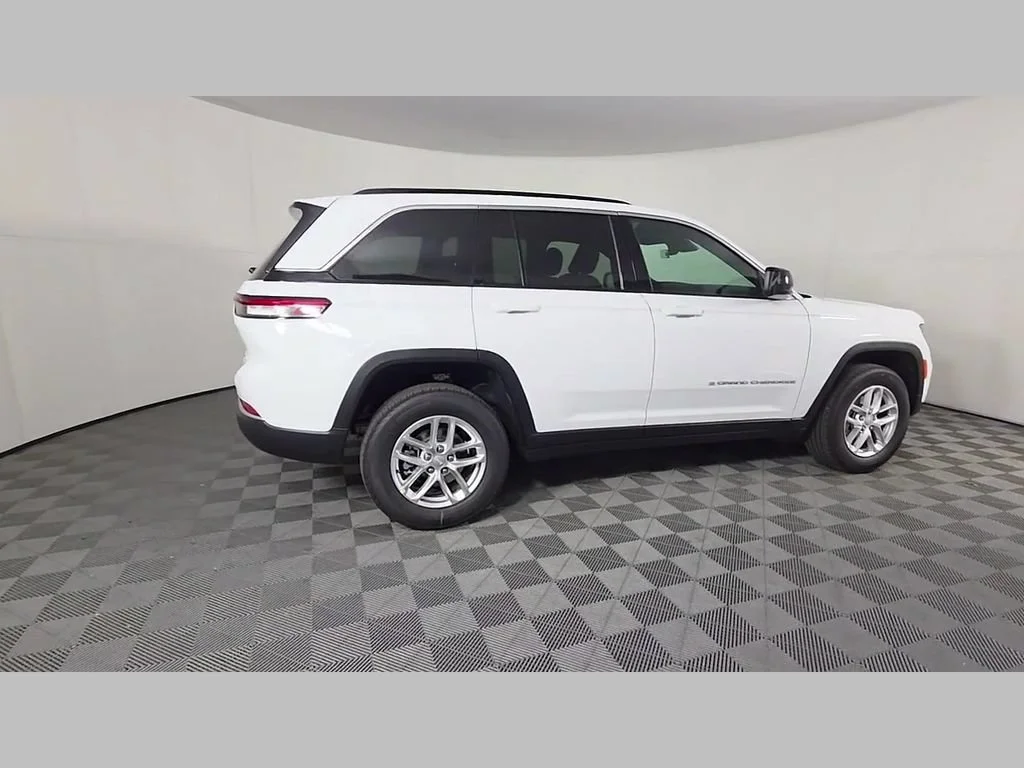 New 2026 Bright White Clear-Coat Exterior Paint Jeep Laredo X image 9