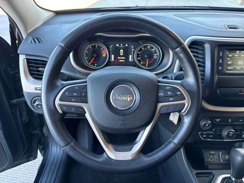 Used 2016 Black Jeep Latitude image 9