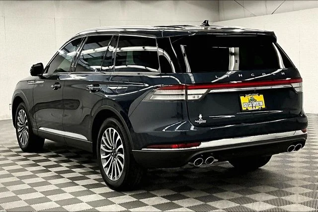 Used 2024 Flight Blue Metallic Clearcoat Lincoln Reserve image 3