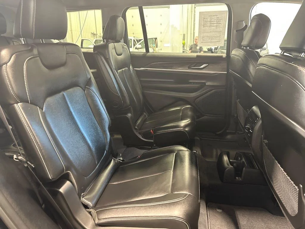 Used 2023 Diamond Black Crystal Pearlcoat Jeep Limited image 31