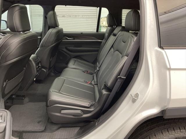 New 2025 Bright White Clear-Coat Exterior Paint Jeep Limited image 18
