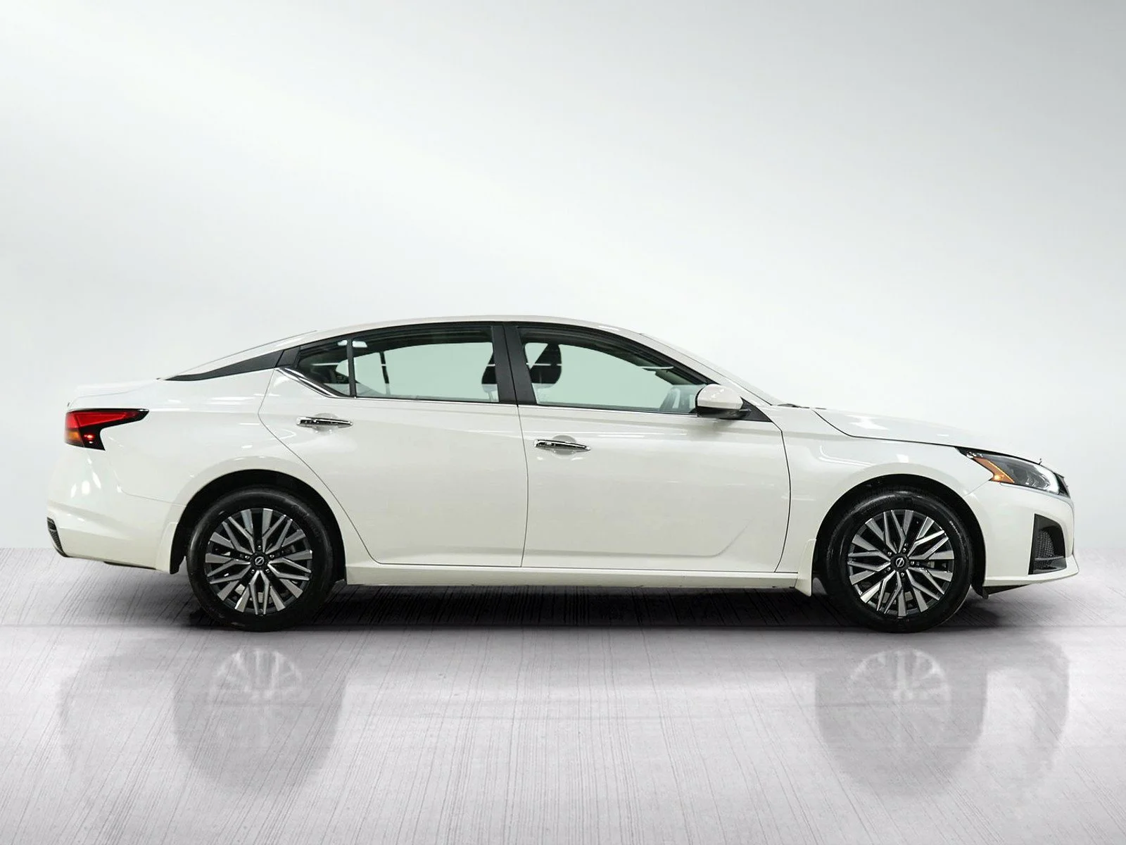 Used 2023 Pearl White Tricoat Nissan 2.5 SV image 7