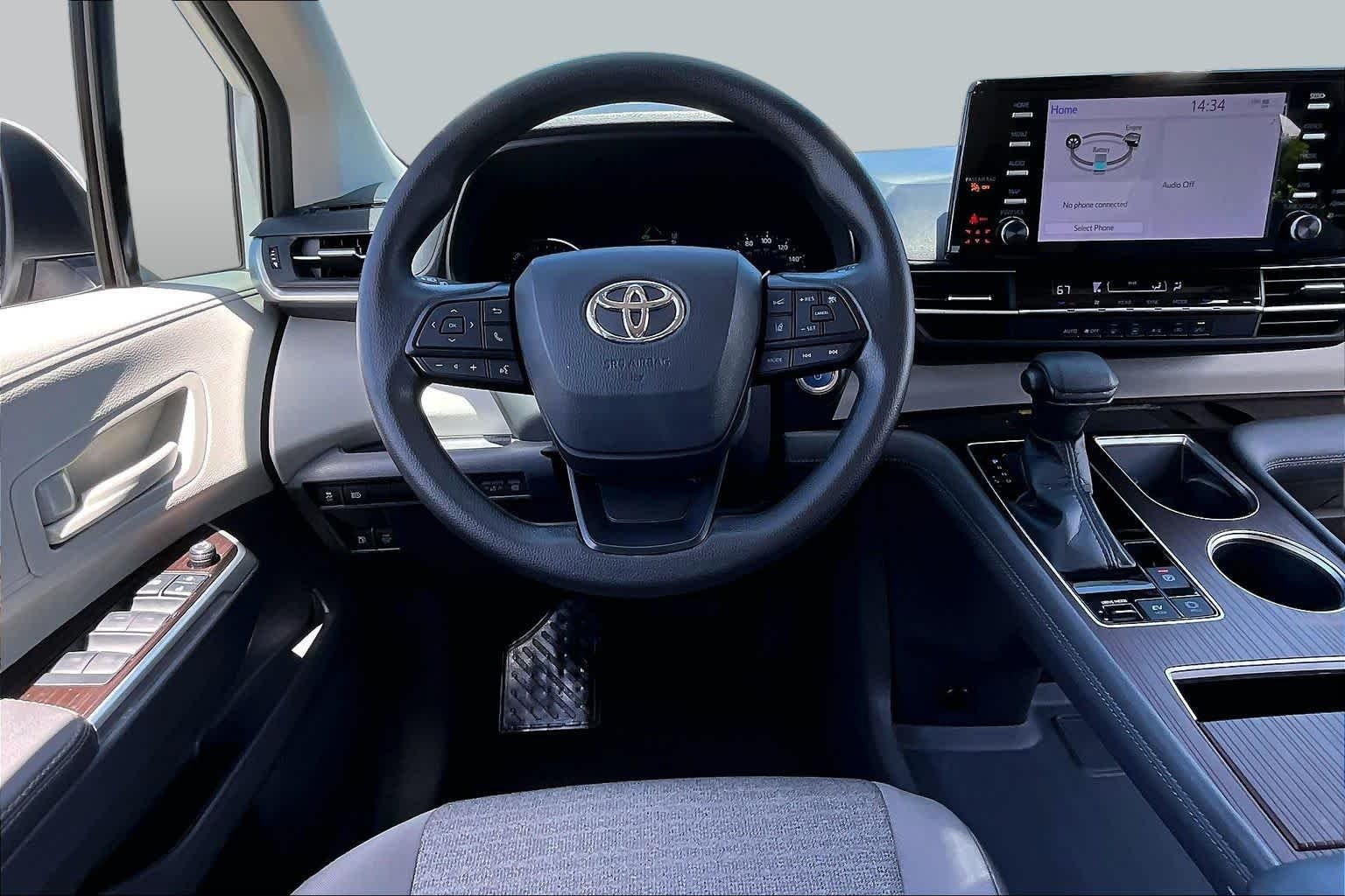 Used 2022 White Toyota LE image 5