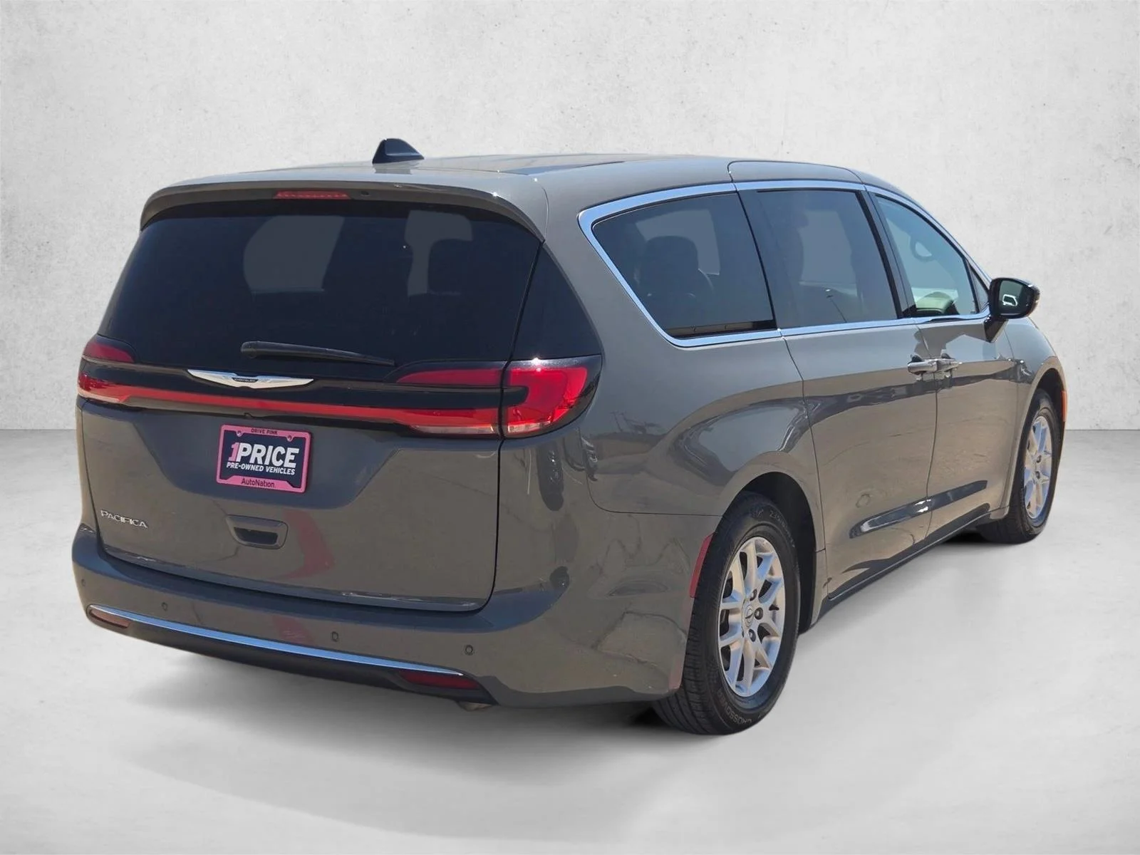 Used 2025 Ceramic Gray Clearcoat Chrysler Select image 5