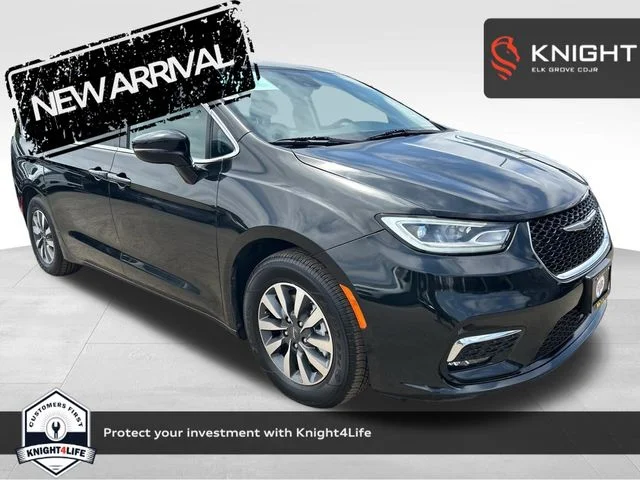 Used 2024 Brilliant Black Crystal Pearlcoat Chrysler Select image 1