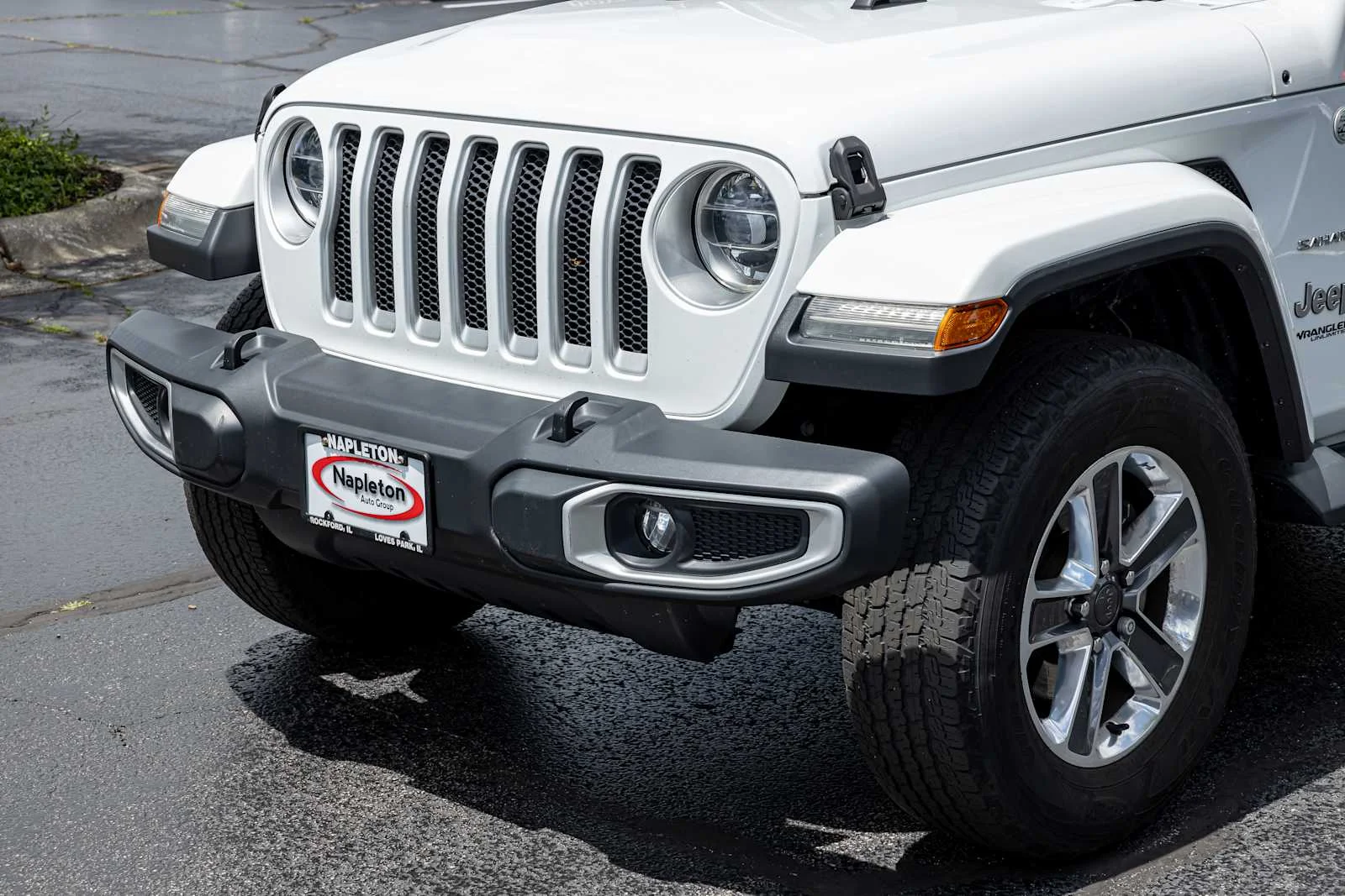 Used 2018 Bright White Clearcoat Jeep Sahara image 31