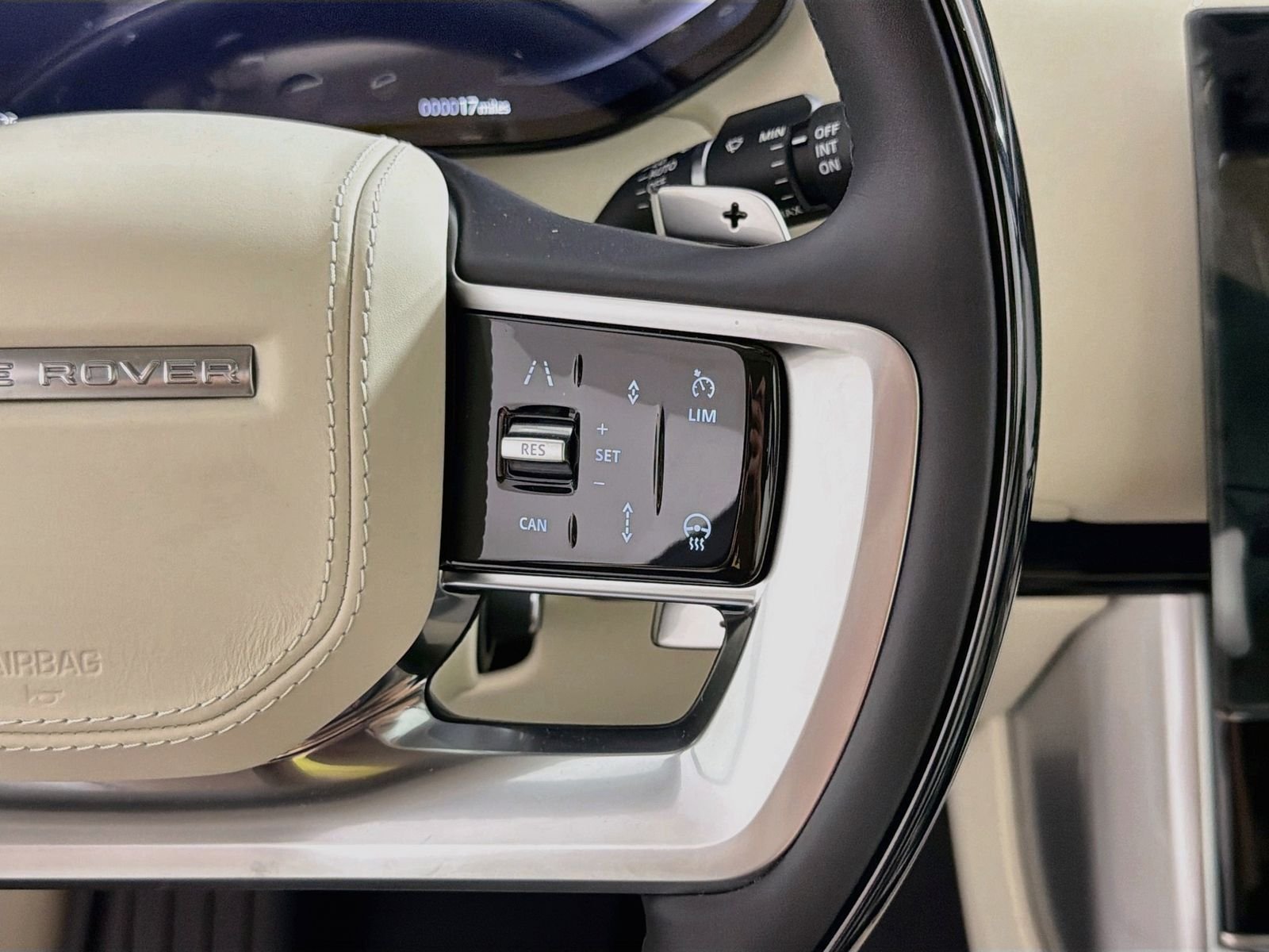 New 2026 Ostuni Pearl White Land Rover SE image 13