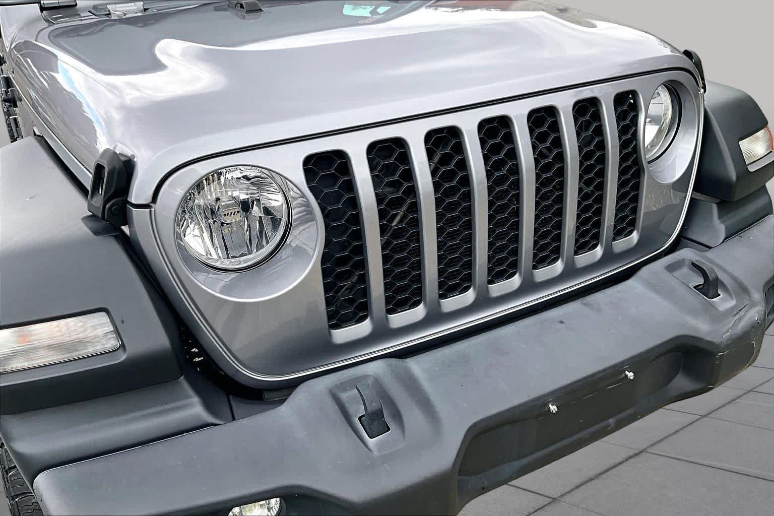 Used 2020 Billet Silver Metallic Clearcoat Jeep Sport S image 30