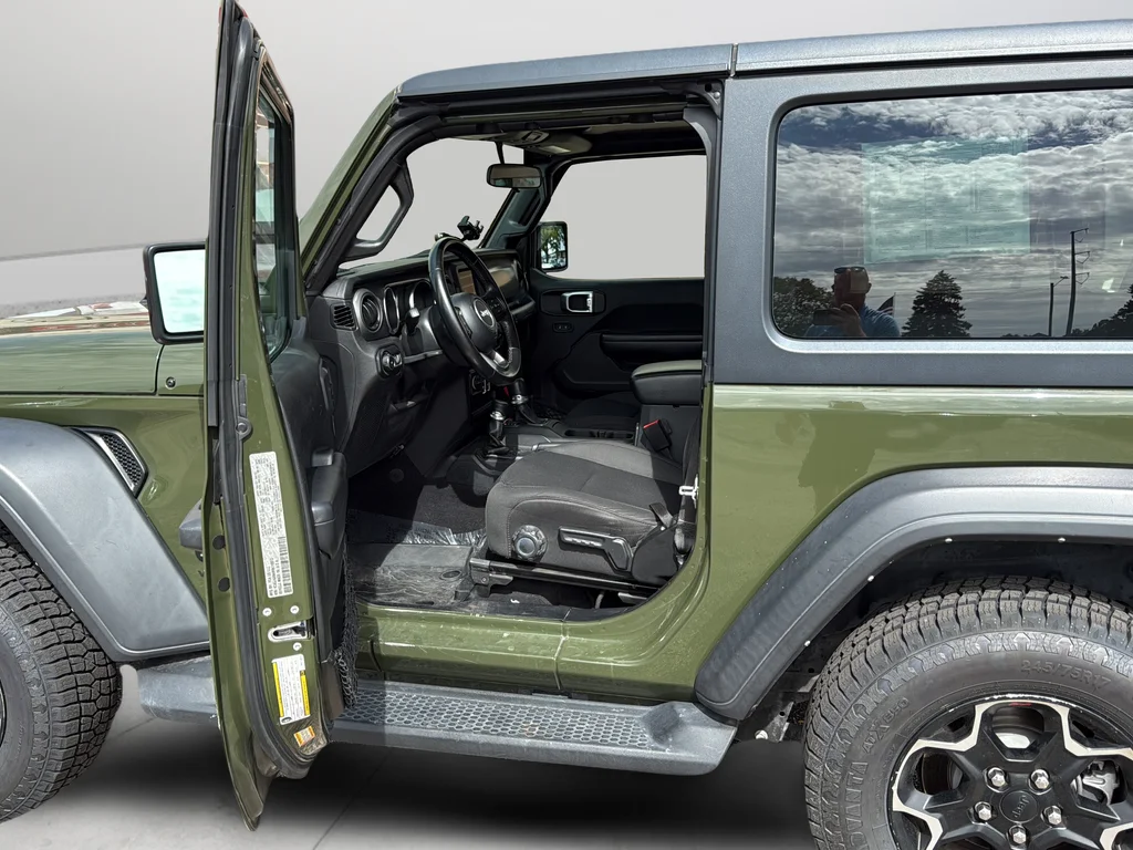 Used 2021 Green Jeep Sport S image 40