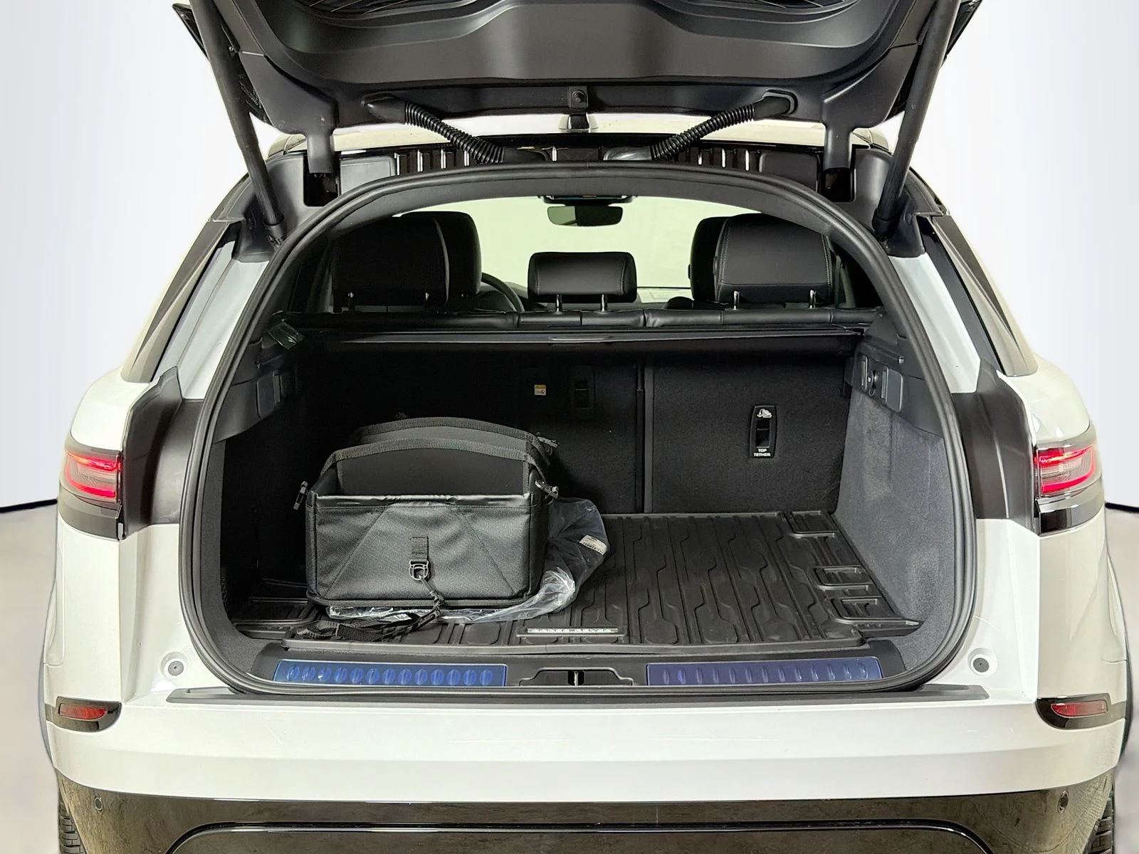 New 2026 Fuji White Land Rover Belgravia Edition image 30