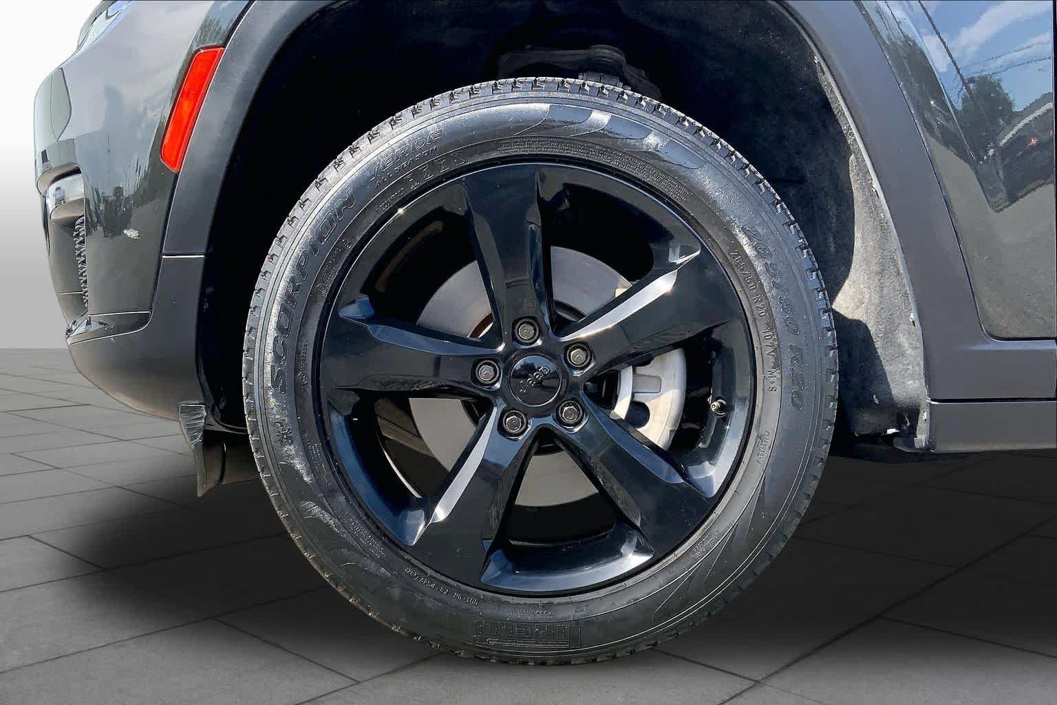 Used 2023 Rocky Mountain Pearlcoat Jeep Limited image 10