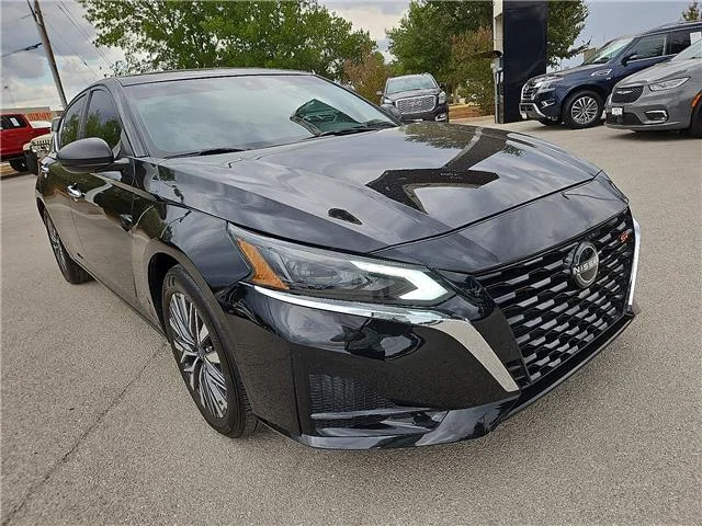 Used 2025 Super Black Nissan SV image 5