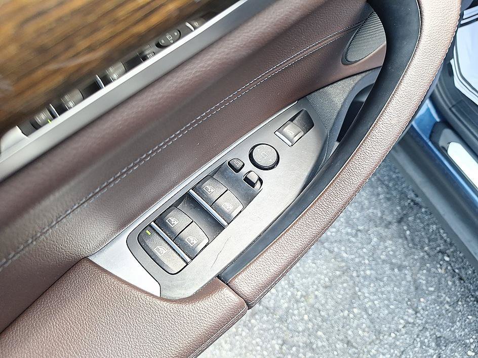 Used 2019 Blue Metallic BMW xDrive30i image 10