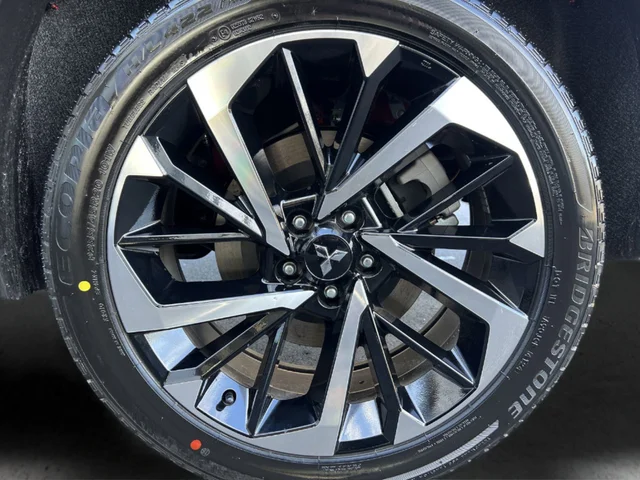 Used 2025 Red Mitsubishi SE image 18