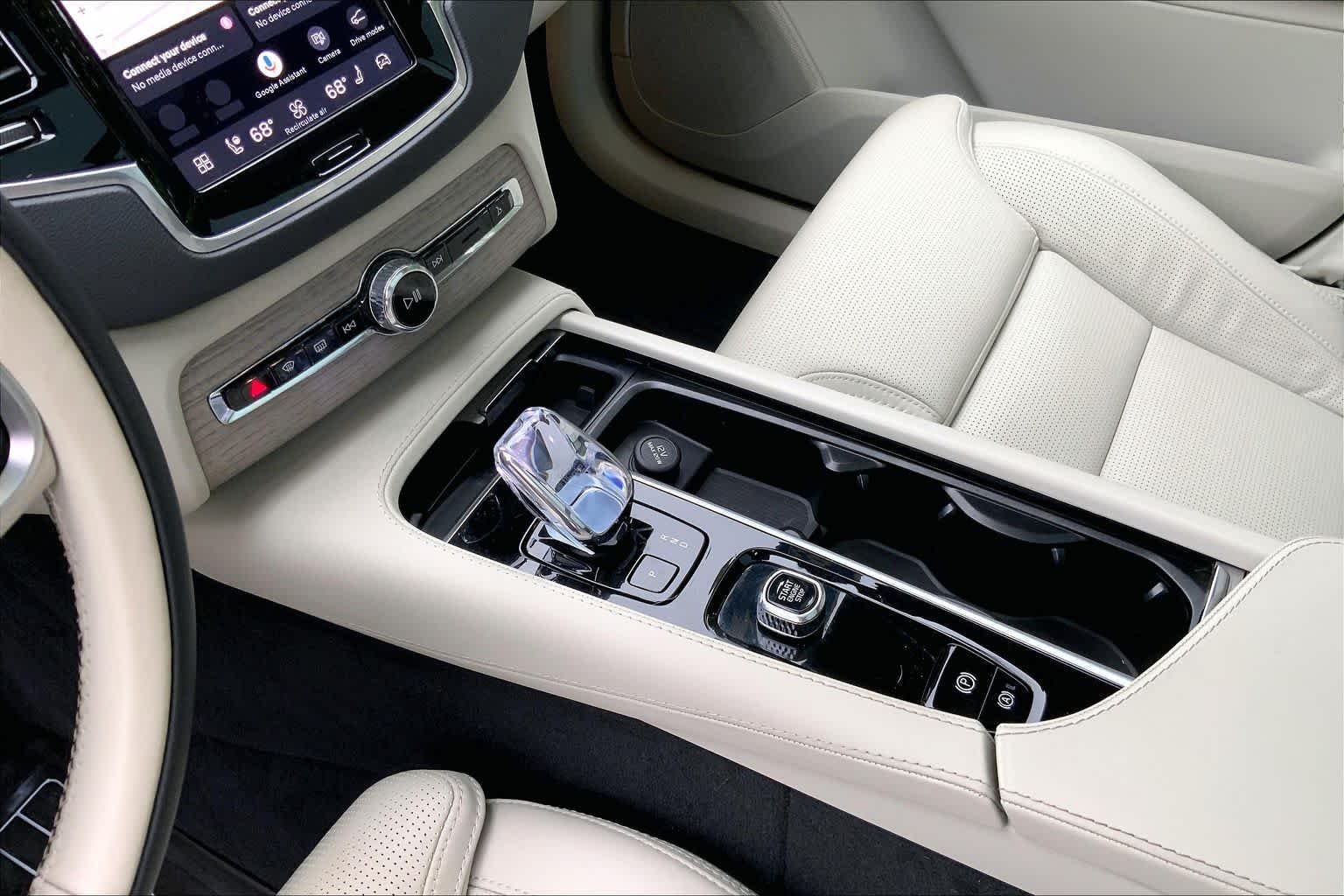 Used 2024 Onyx Black Metallic Volvo Ultimate Bright Theme image 17