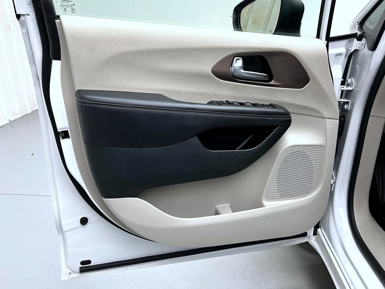 Used 2023 White Chrysler LX image 9