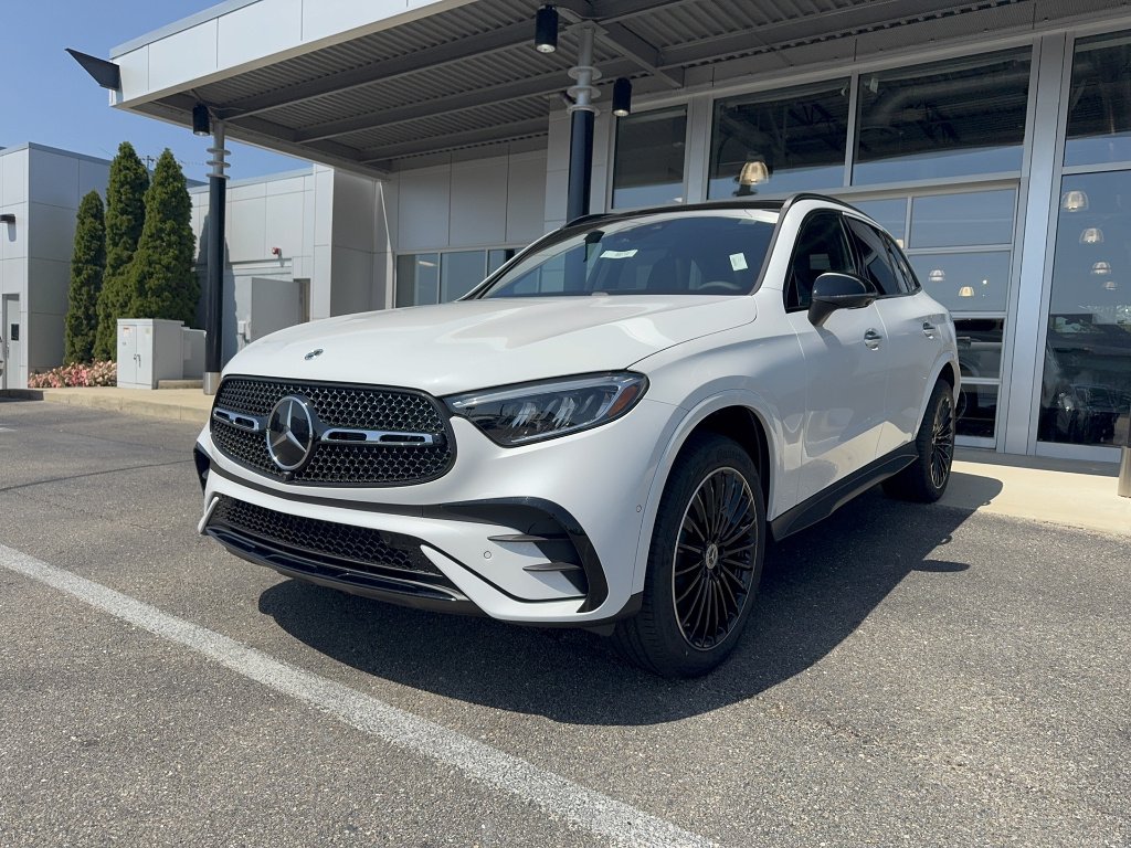 New 2026 MANUFAKTUR Moonlight White Metallic Mercedes-Benz GLC 300 4MATIC® image 1