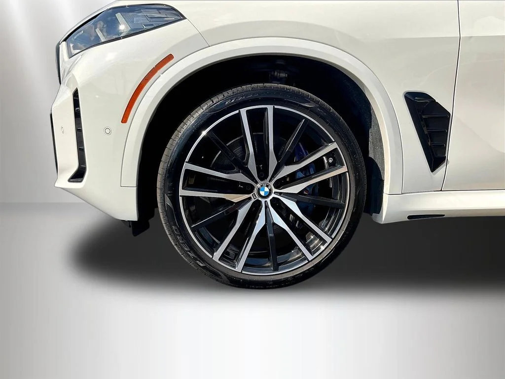 Used 2025 Alpine White BMW M60i image 31