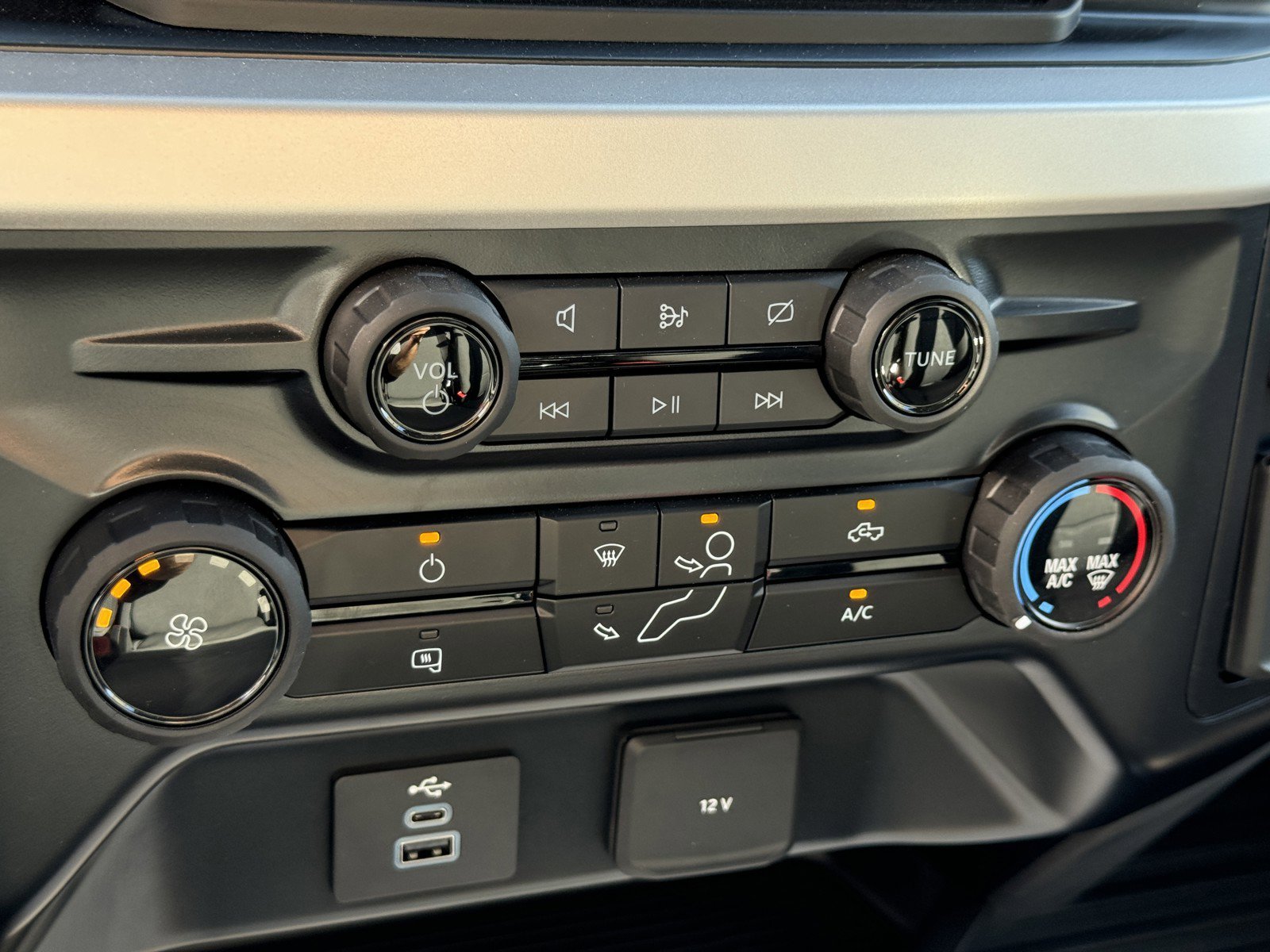 New 2024 Oxford White Ford F-550® XL image 20