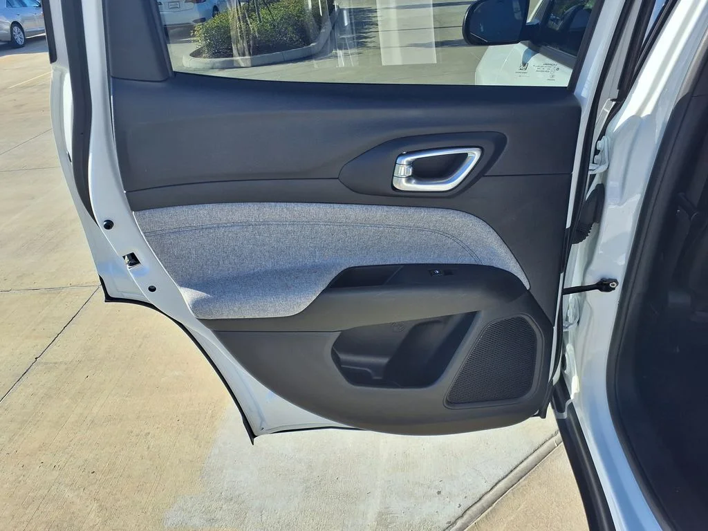 Used 2025 White Jeep Latitude image 15