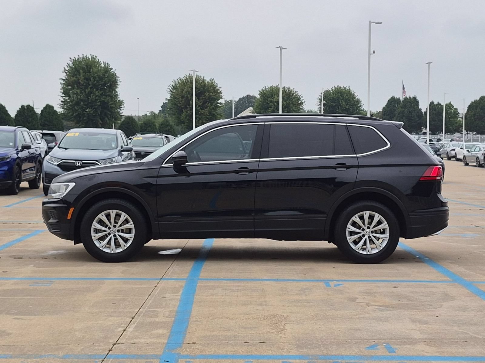 Used 2019 Deep Black Volkswagen SE image 9