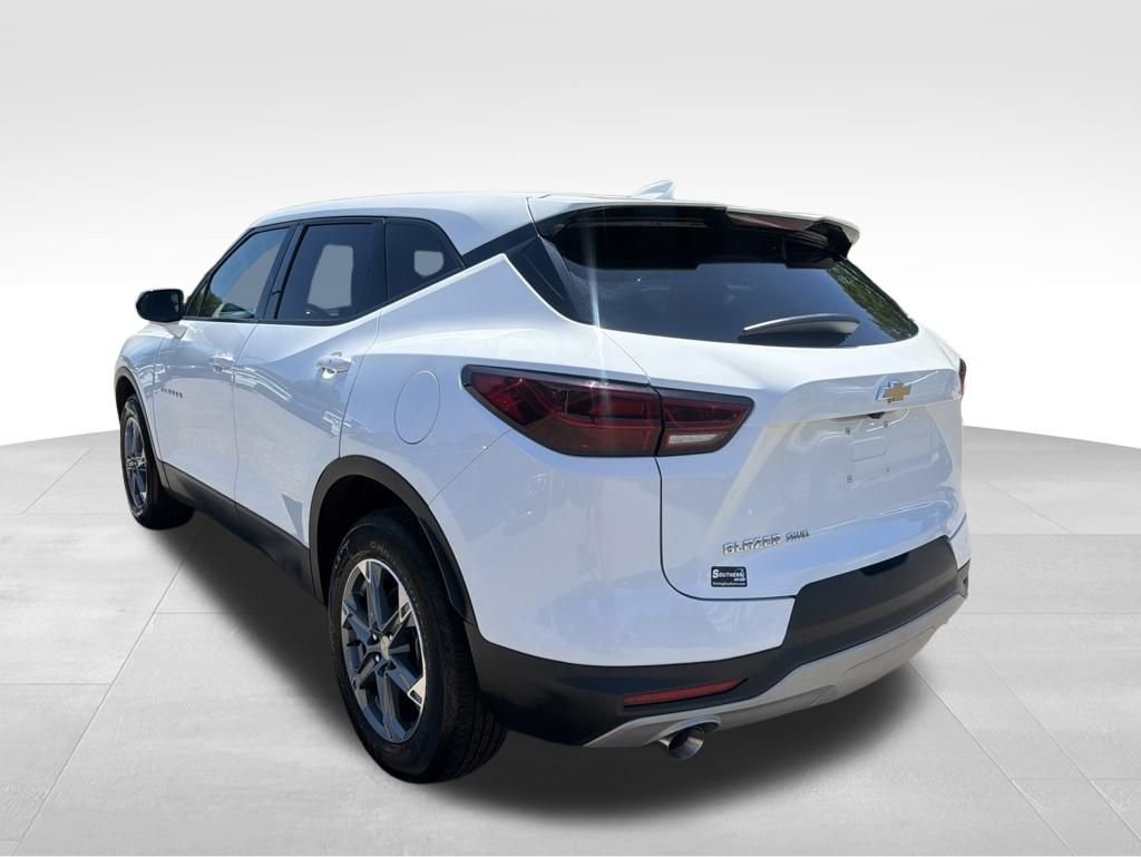 Used 2023 White Chevrolet LT image 3