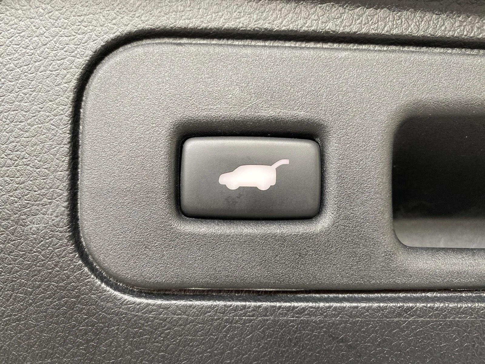 Used 2019 White Diamond Pearl Honda Touring image 8