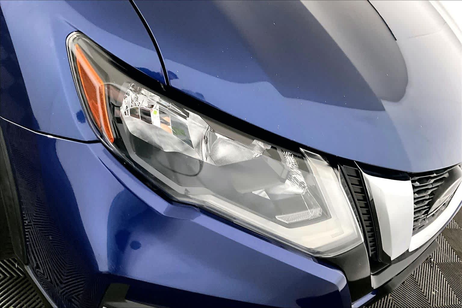 Used 2018 Caspian Blue Nissan SL image 26