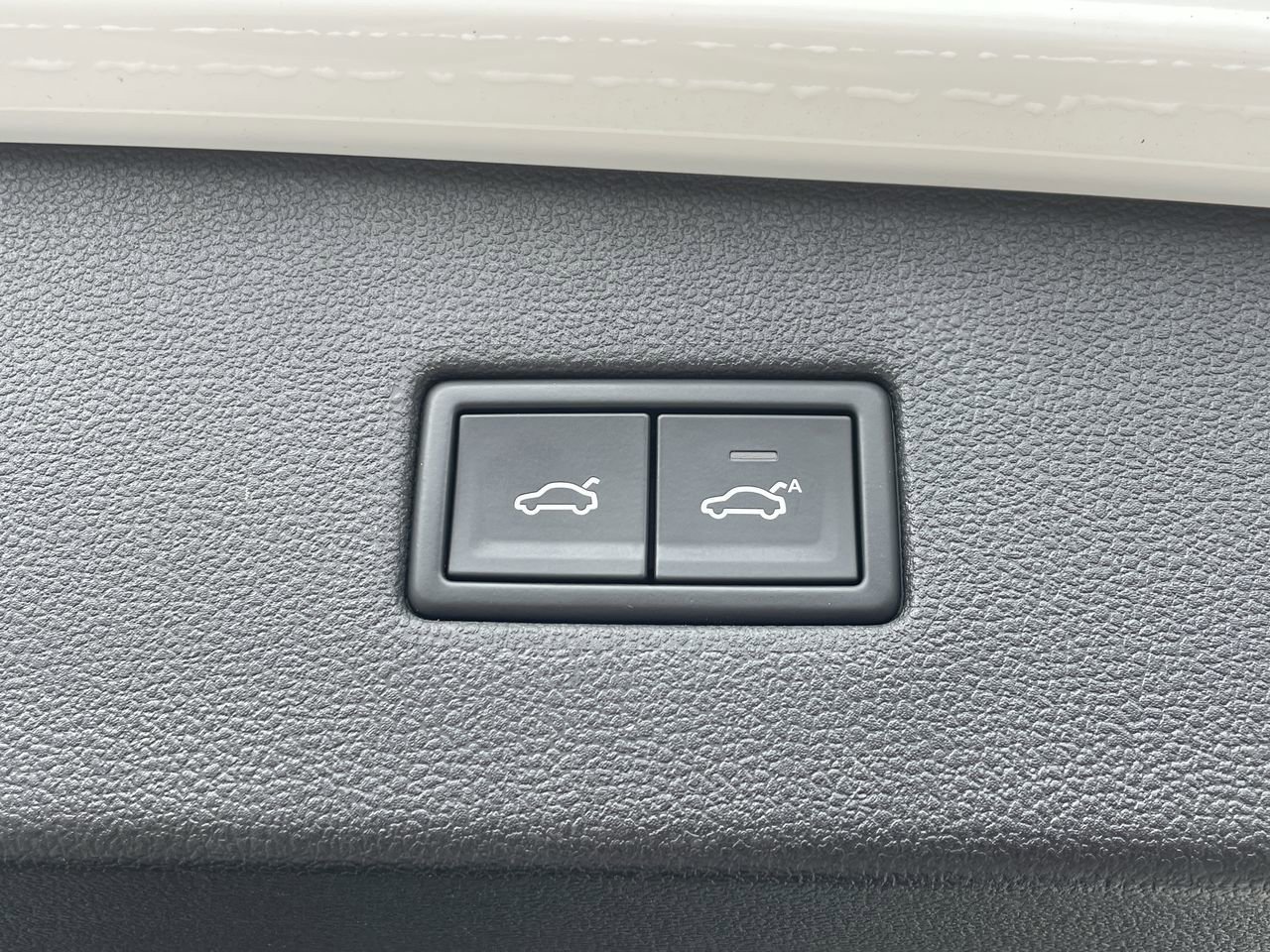 Used 2019 Pure White Volkswagen SEL Premium image 9