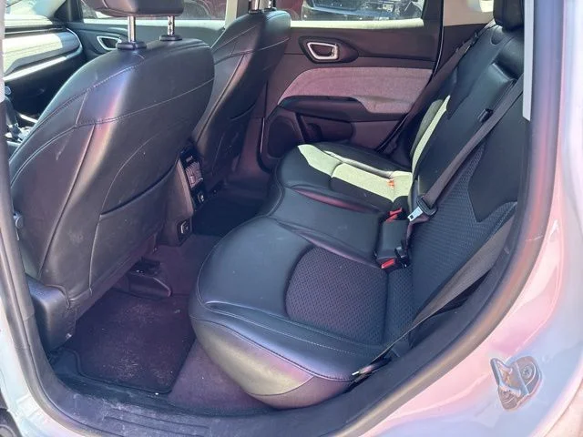Used 2022 White Jeep Latitude image 16