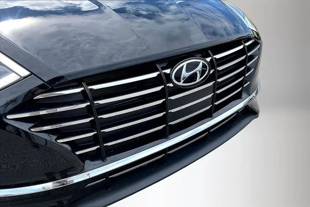 Used 2022 Black Hyundai SE image 26