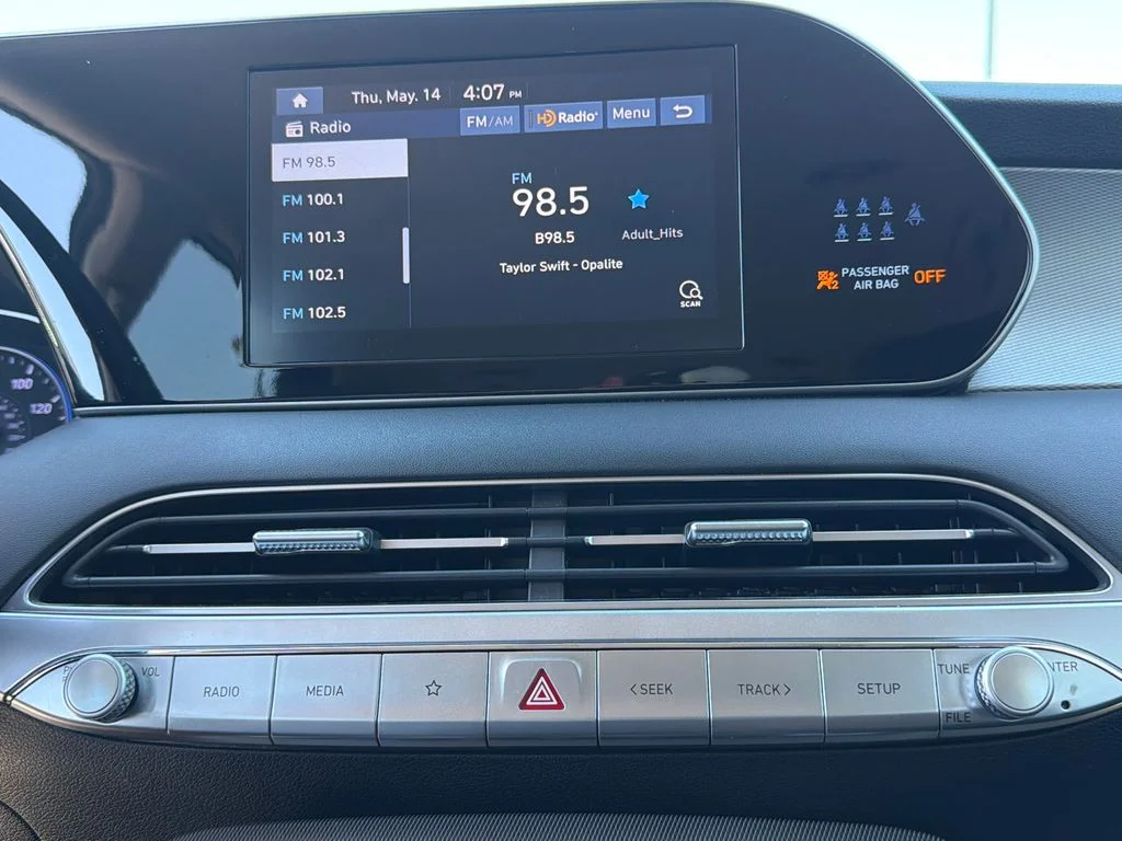 Used 2022 White Hyundai SE image 28