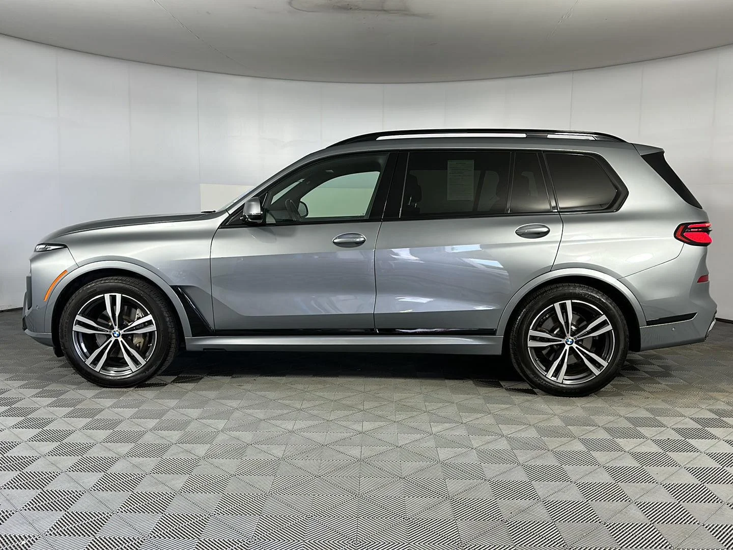 Used 2024 Skyscraper Grey Metallic BMW xDrive40i image 4