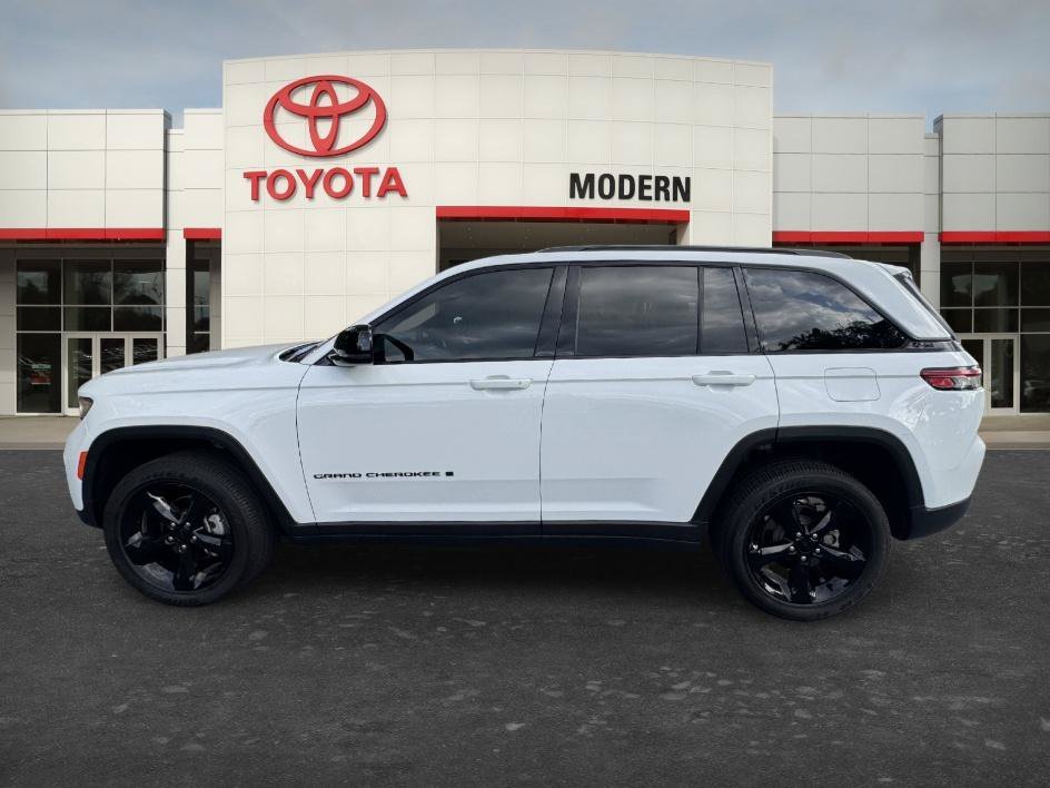 Used 2024 Bright White Clearcoat Jeep Altitude X image 8