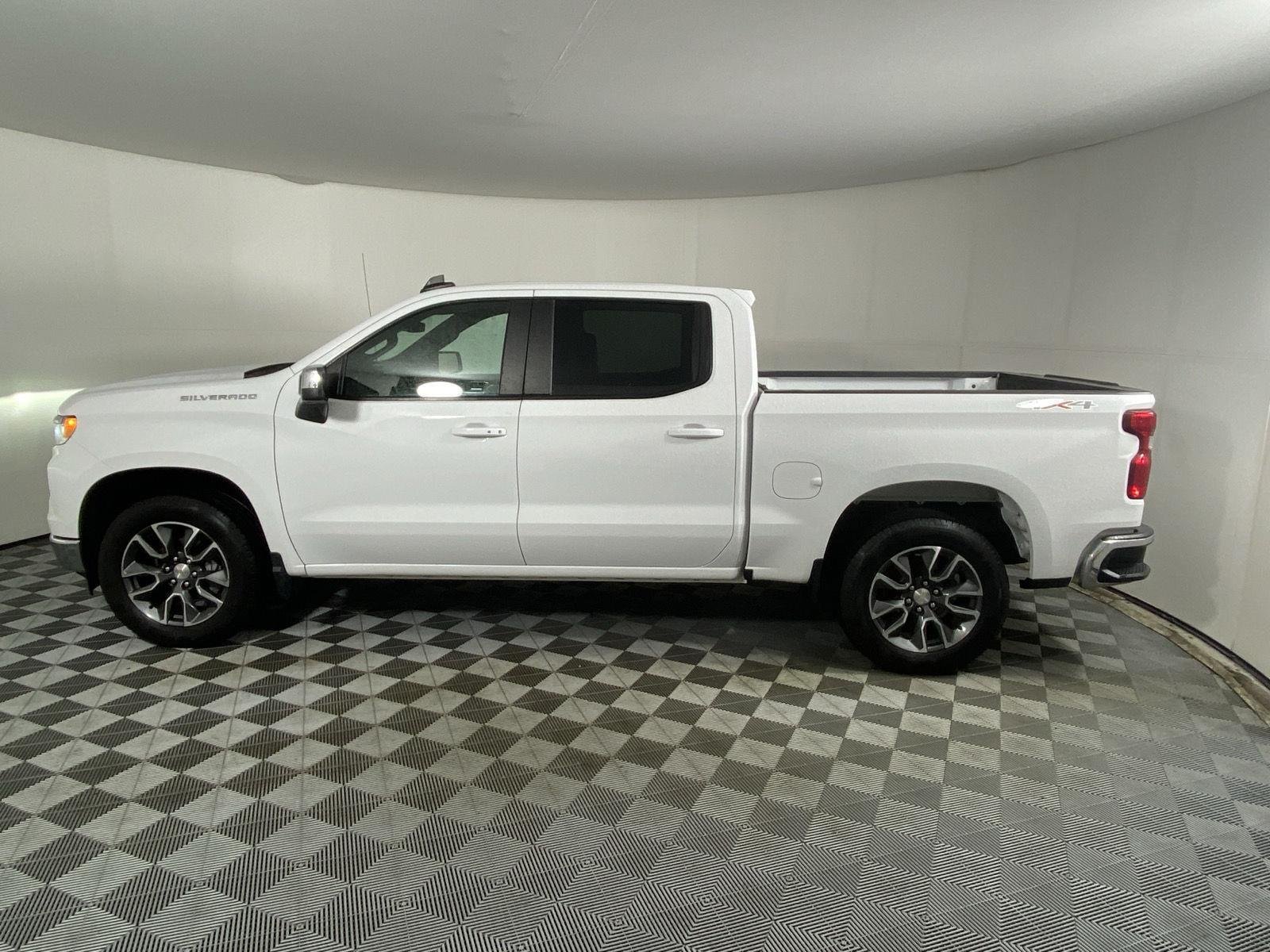 Used 2024 Summit White Chevrolet LT image 4