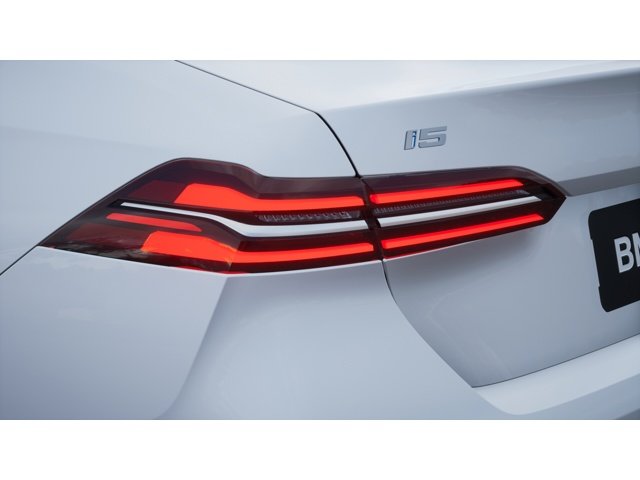 New 2027 Alpine White BMW eDrive40 image 8