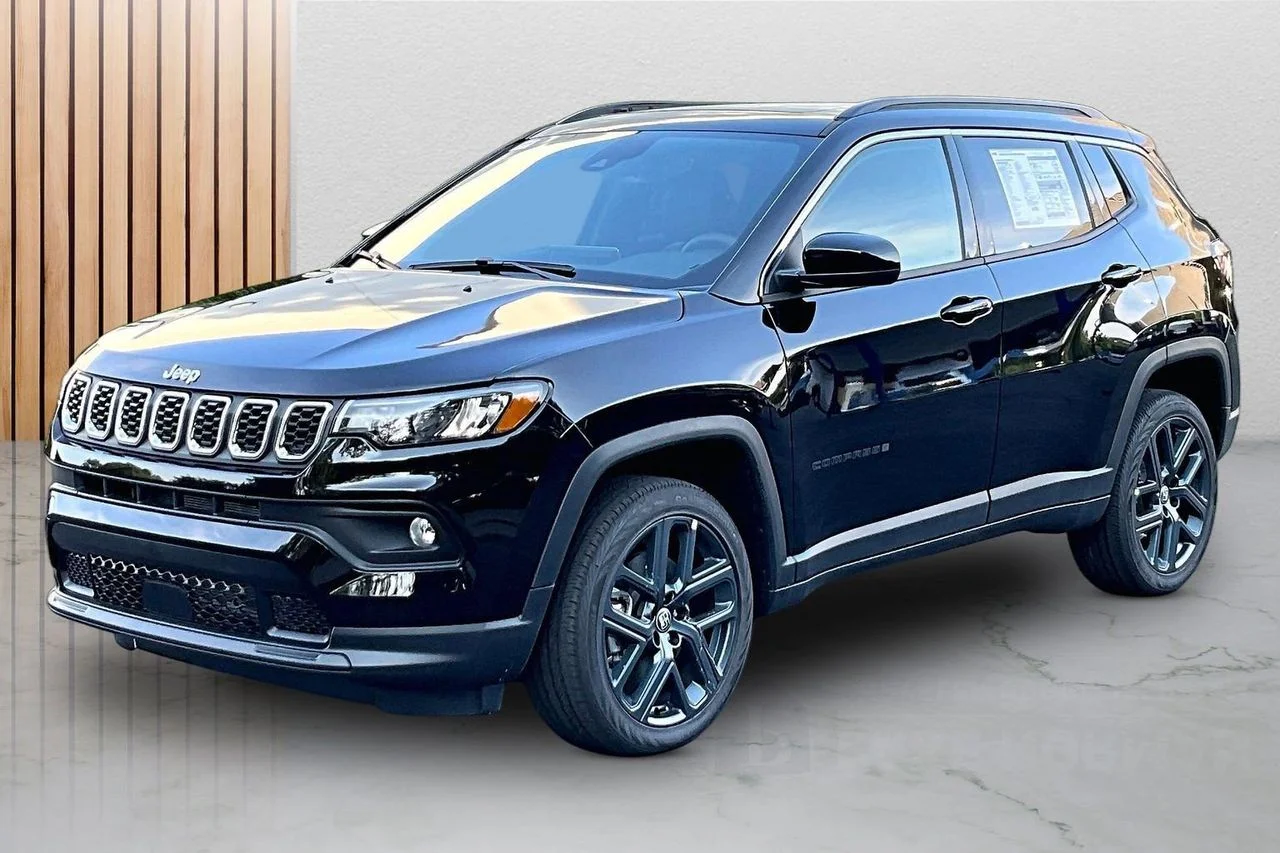 New 2026 Diamond Black Crystal Pearlcoat Jeep Latitude image 4